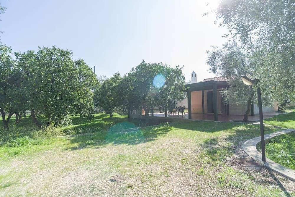 Einzelne Villa mit großer überdachter Veranda im Freien, umgeben von einem wunderschönen Zitronenhai... 1
