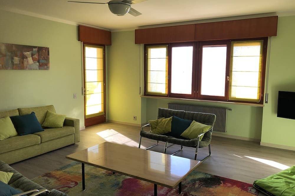 Foto 11 von 27: Große und helle Wohnung, Parkplätze und eine Terrasse mit Seeblick