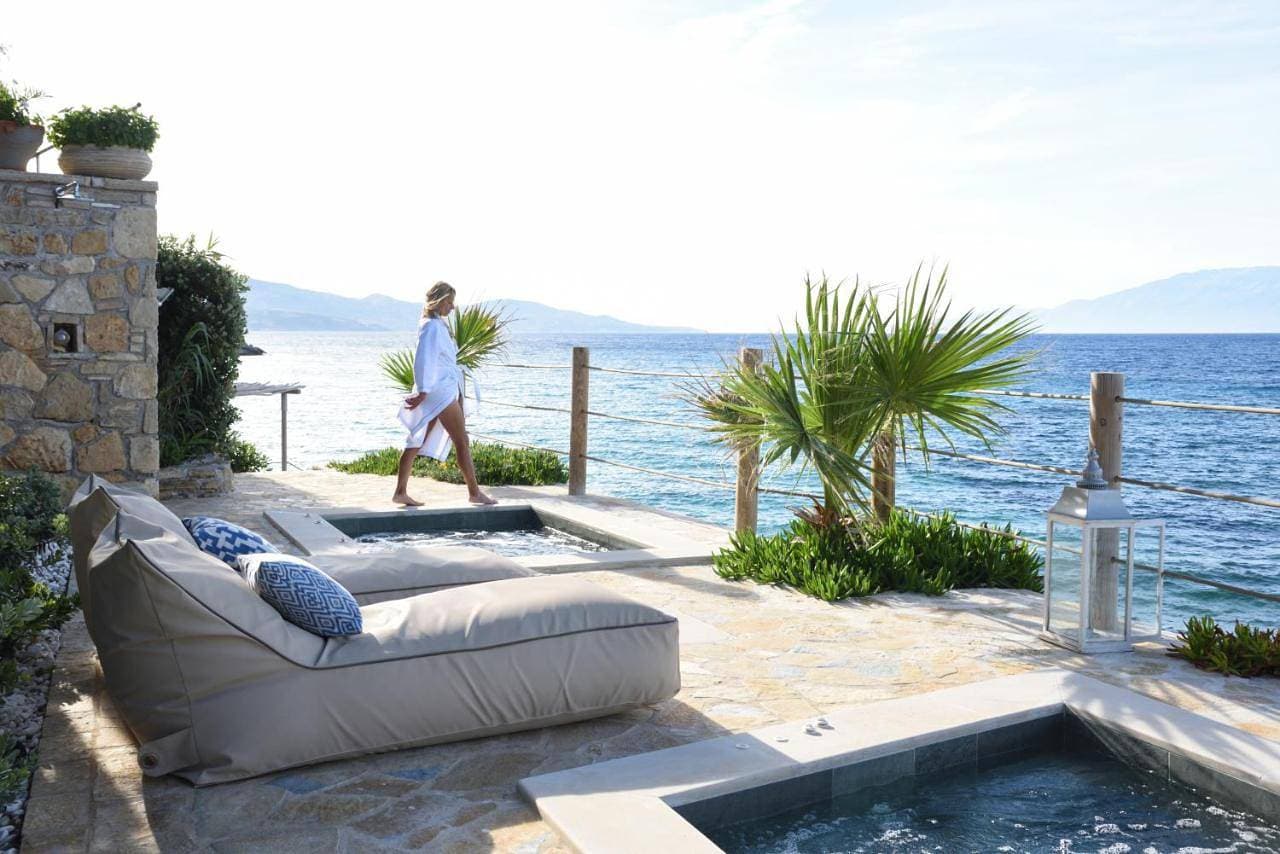 Foto 4 von 27: Water Front Suite with Mini Pool - Jetted Tub