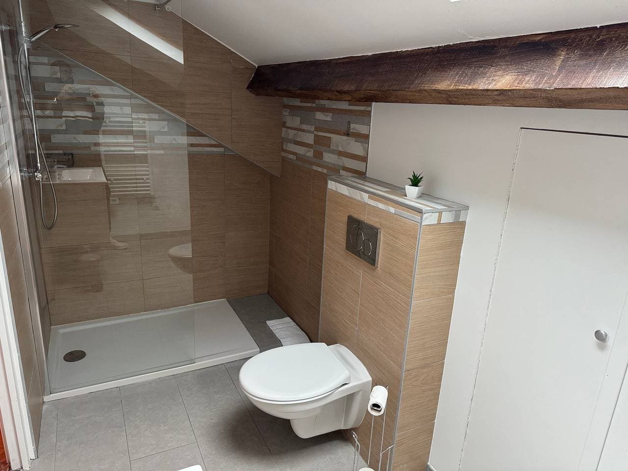 Foto 9 von 23: Gästezimmer „Lyon Mon Amour – St-Bonaventure“ mit WLAN und Klimaanlage