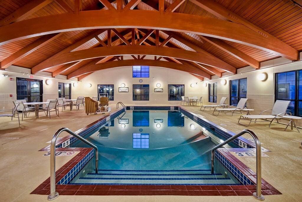 Foto 10 von 17: Frühstück kostenlos. Pool & Whirlpool. Fitnessstudio. Entdecken Sie Uw-Madison!
