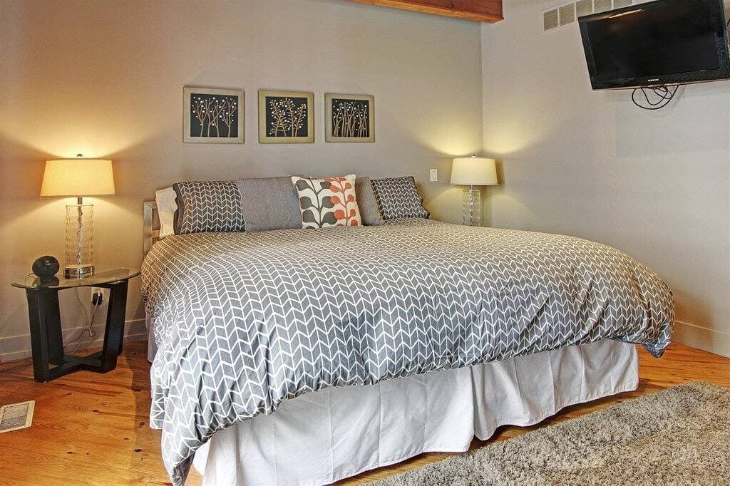 Wunderschönes, sehr einzigartiges Zuhause auf dem Hügel in der Innenstadt von Saugatuck 1