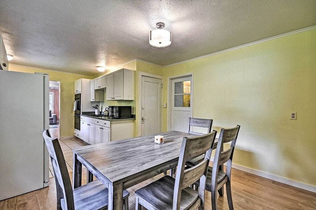 Foto 10 von 25: Downtown Home w/ Patio - Walk to Shops & Dining!