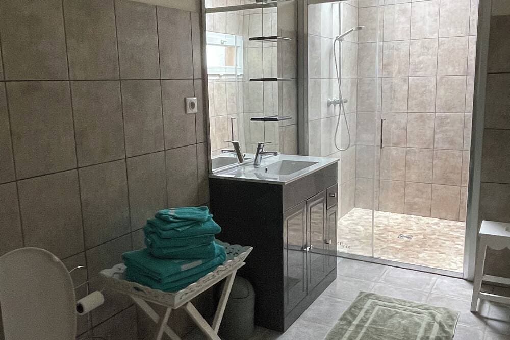 Foto 7 von 16: A charming, renovated house with an enclosed garden, located 1 km from Pors Carn Beach.