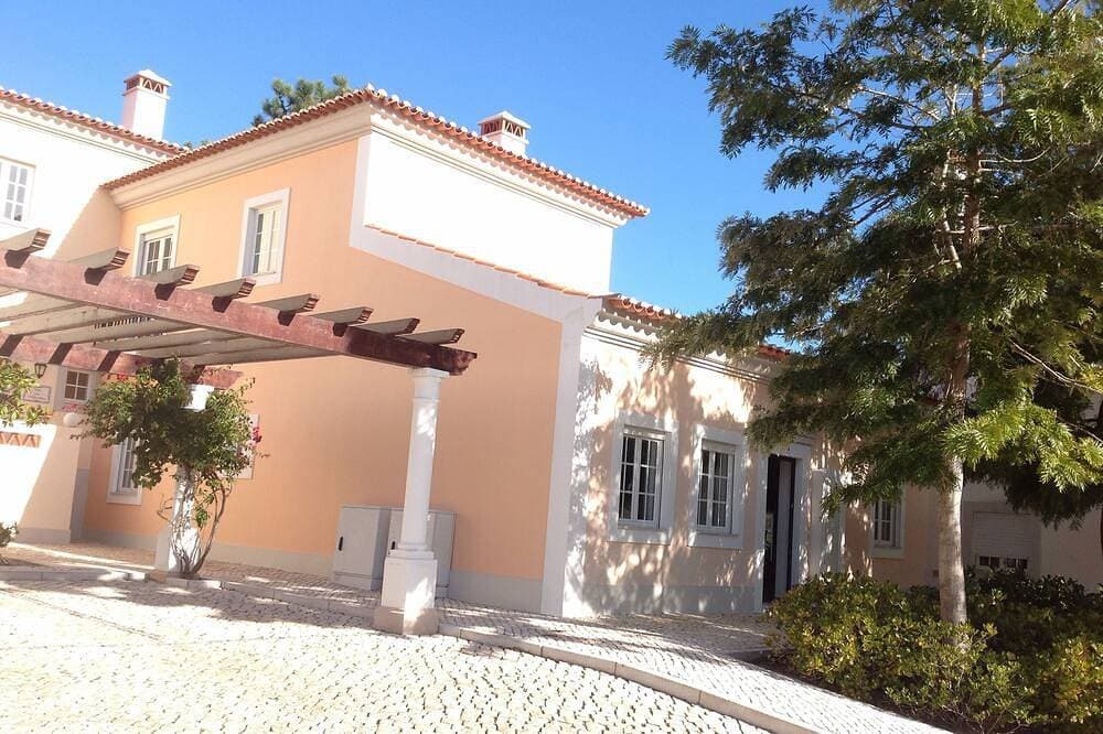 Wunderschöne 3-Bett-Villa in einem privaten Komplex am Praia d'El Rey 1