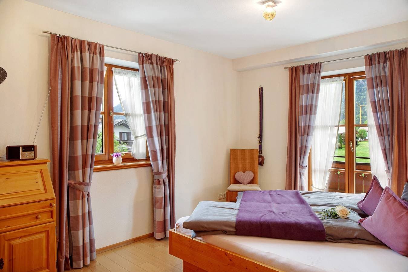 Foto 10 von 24: Ferienwohnung 'Landhaus Bergkulisse' mit Bergblick, Gemeinschaftsterrasse und WLAN