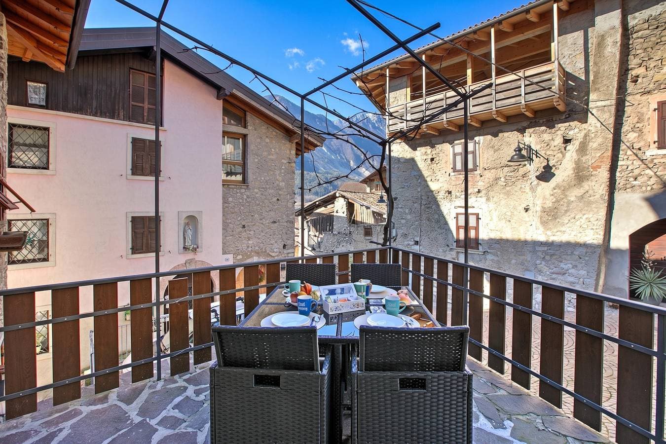 Foto 9 von 21: Villa Pastoedo Ap. Giallo - Terrace & Mountain Views