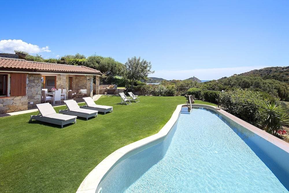 Villa in Chia. Privater Infinity-Pool und Garten, 500 m vom Meer entfernt. Großartiges Panorama 1