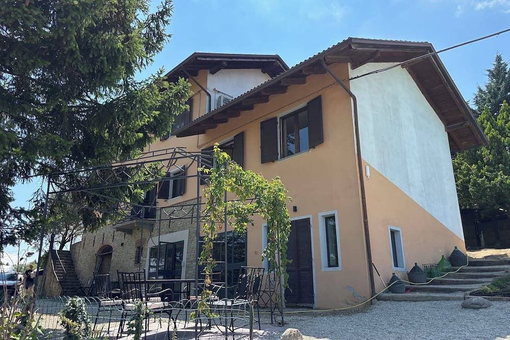 Relais Portaluna Serena / 1Br + Studio, Sleeps 4, Garden, Langhe Views 1