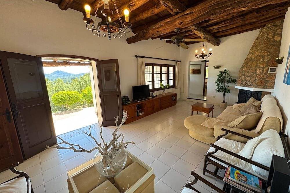 Foto 10 von 24: Tranquil Villa Escape - family sized hillside Villa with private swimming pool