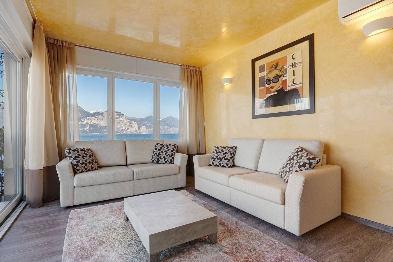 Foto 2 von 36: Ferienwohnung 'Bianca' mit Seeblick, Wi-Fi und Klimaanlage
