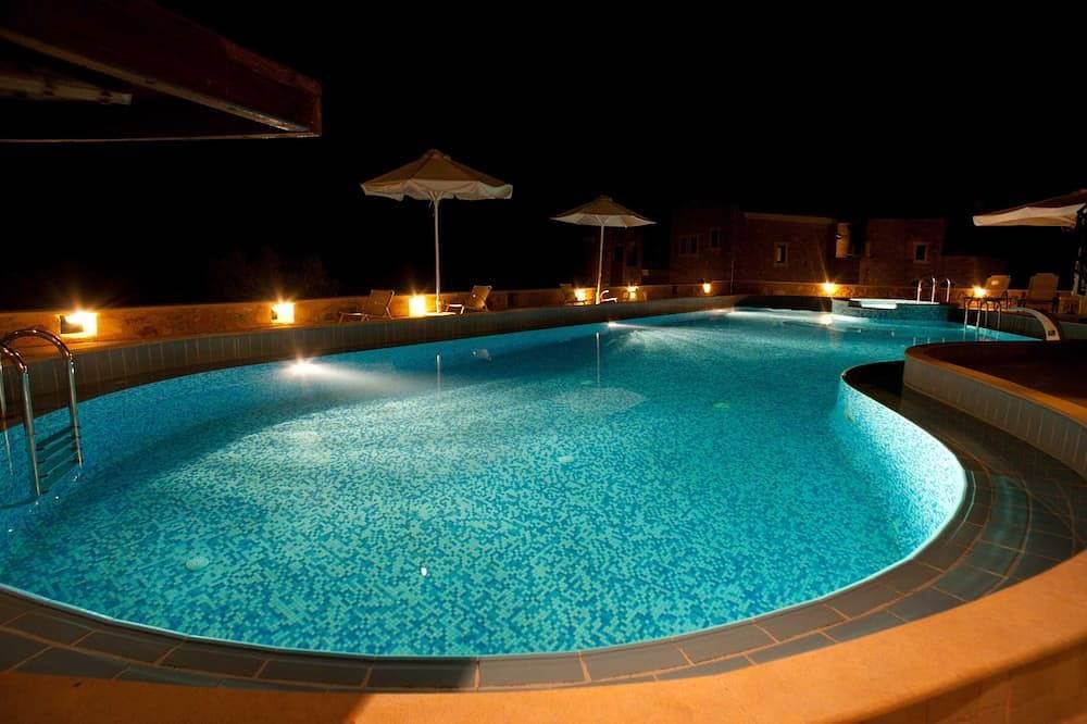 Foto 12 von 19: Ιndependent stone appartment common pool