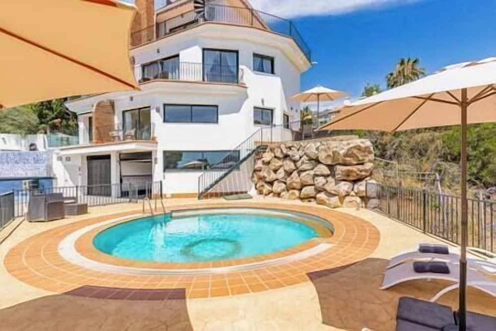 Tranquil 3 bed villa with private pool + sea view! 1