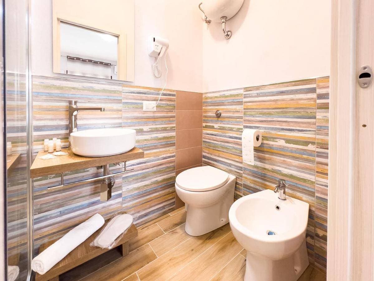 Foto 5 von 15: Twin Room with Private Bathroom
