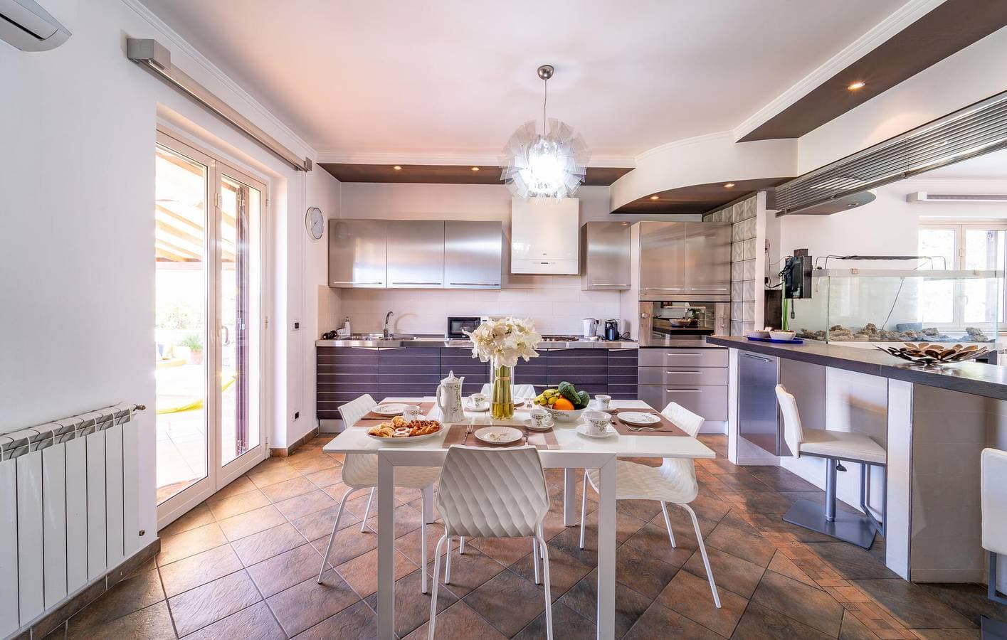 Foto 4 von 39: Luxuriöses Apartment mit Pool, Parkplatz und AC, 2,5 km zum Strand