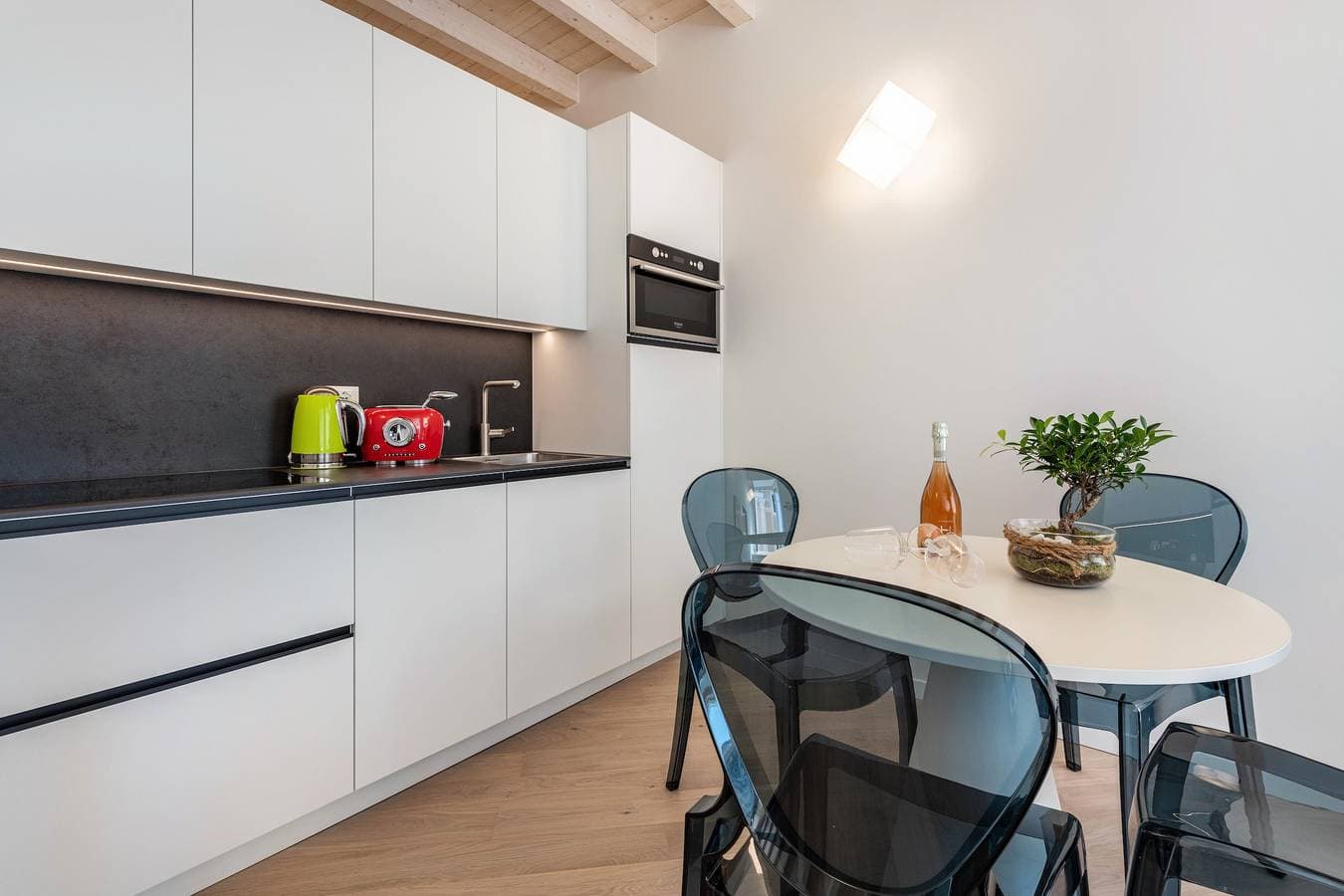 Foto 4 von 22: Ferienwohnung 'Flat 3' mit Seeblick, WLAN und Klimaanlage