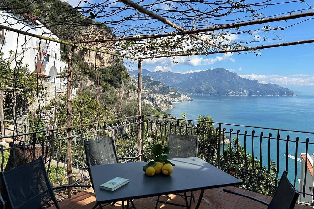 Sehr schönes Haus mit Meerblick und privaten Gärten und Terrassen 1