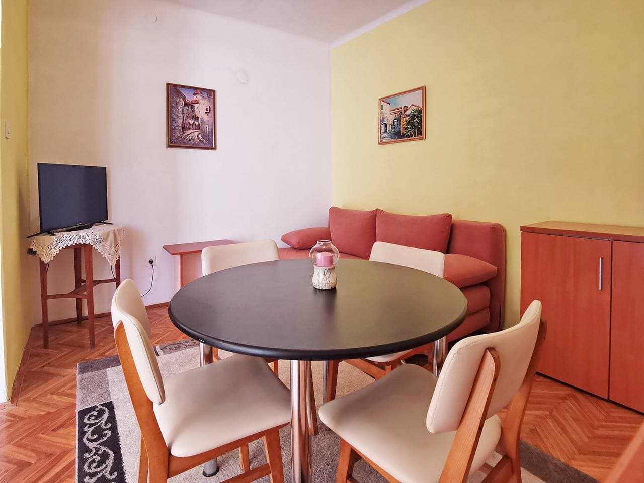 Foto 9 von 24: Apartment Devcic - 40 m vom Meer, haustierfreundlich, private Terrasse, Außendusche, Grill