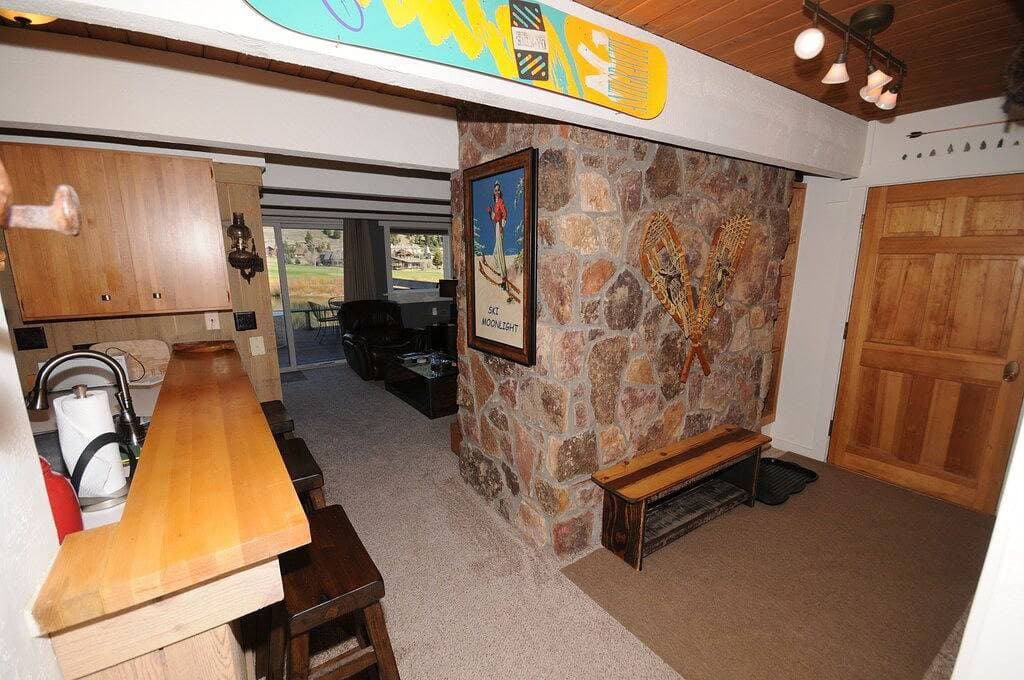 Foto 8 von 20: Wunderschöne Aussicht! Bestes Angebot in Big Sky Winter / Sommer: WIFI, HotTub, Pool, Kamin