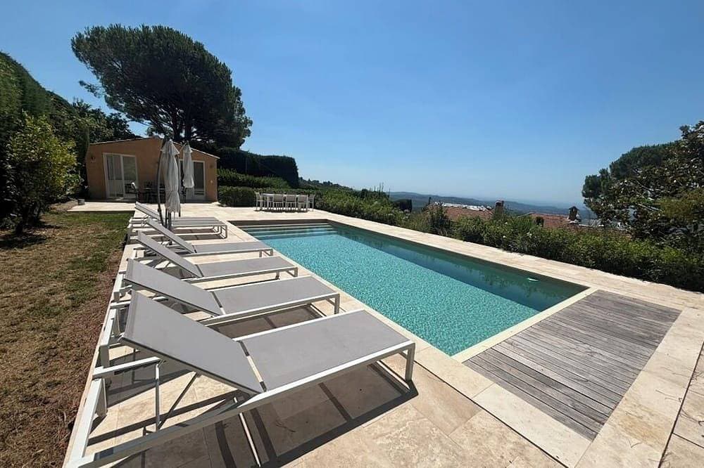 Beautiful 4 bed villa, stunning panoramic views, fully-equipped pool house. 1