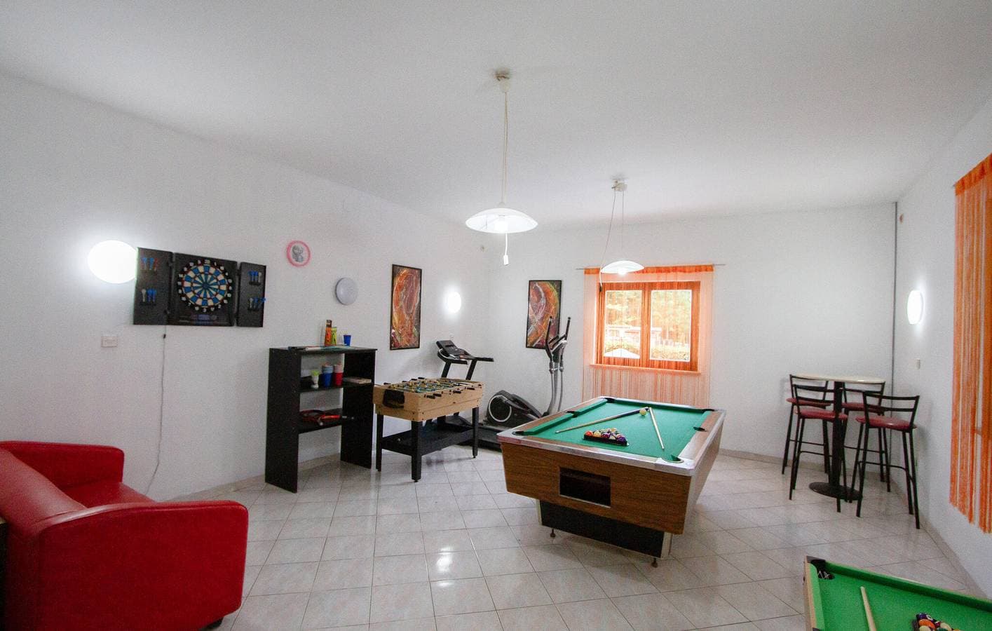 Foto 8 von 39: Geräumige 2-Zimmer-Wohnung mit Pool, WLAN, Klimaanlage und Parkplatz – Ihr idealer Rückzugsort!