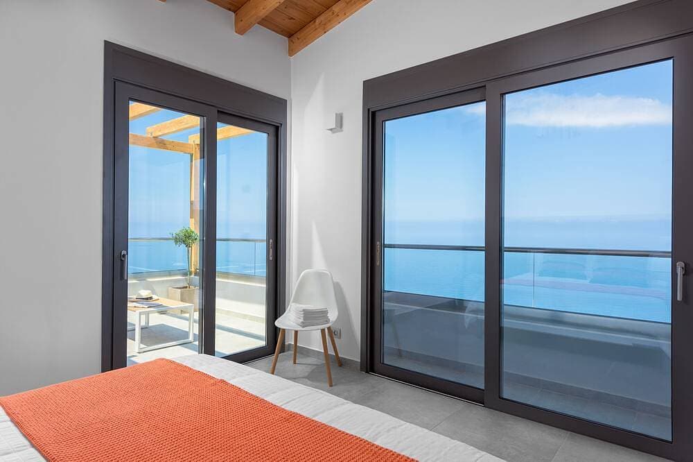 Foto 3 von 30: Kathisma Bay Villas - Villa Helios - Luxury Villa With Private Pool