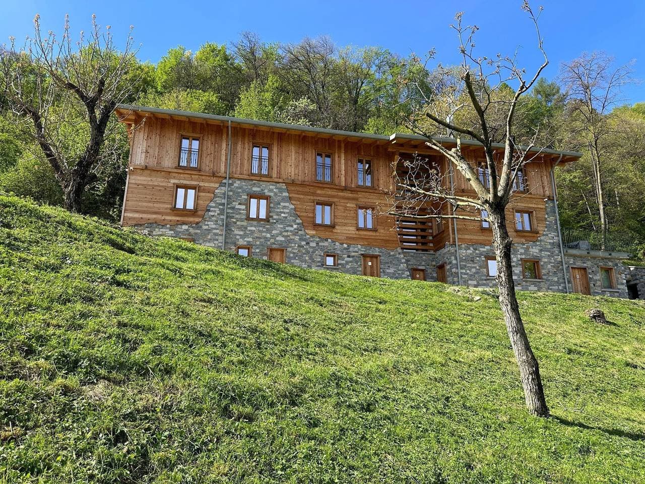 Foto 3 von 45: Apartment im luxuriösen Chalet „Baita Treeb Tramontana“ mit Seeblick & privater Terrasse in Civenna