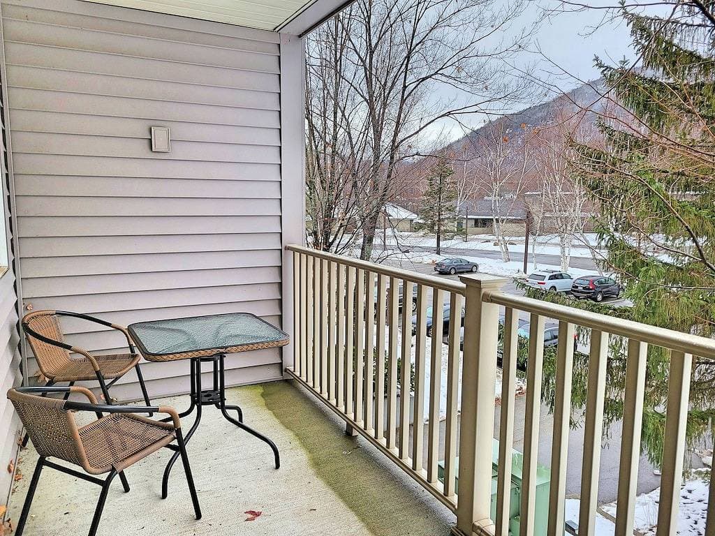 Foto 3 von 16: Kitchen, AC, deck, mountain view, pool, ski shuttle. Lc213 by Lrs