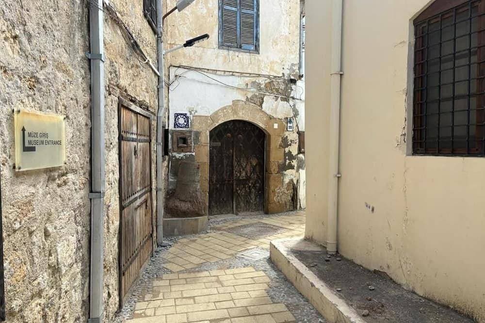 Charming 2-bedroom house with WiFi, in Harbour Girne 1