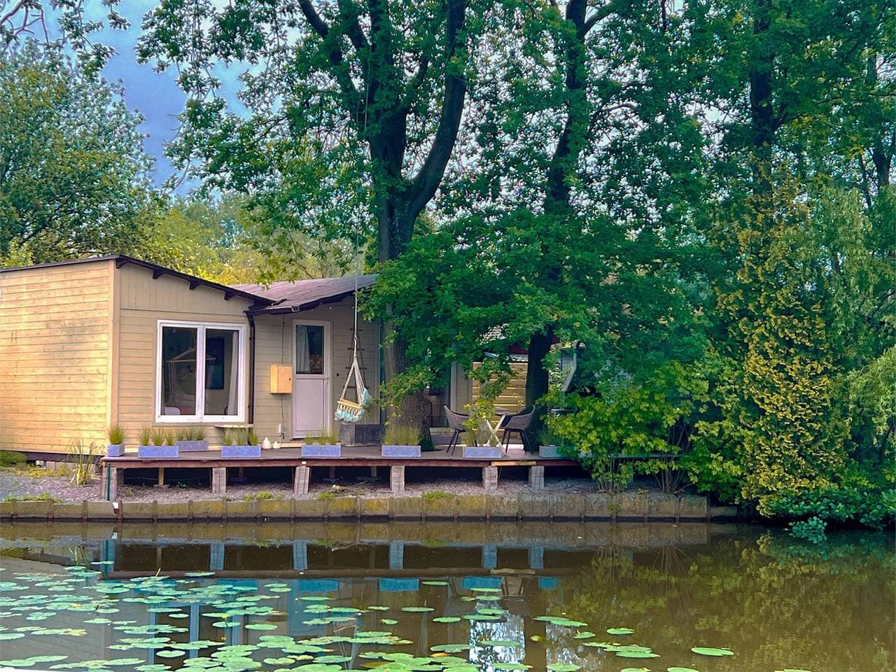 Foto 10 von 32: Gemütliches Chalet mit Terrasse am Wasser