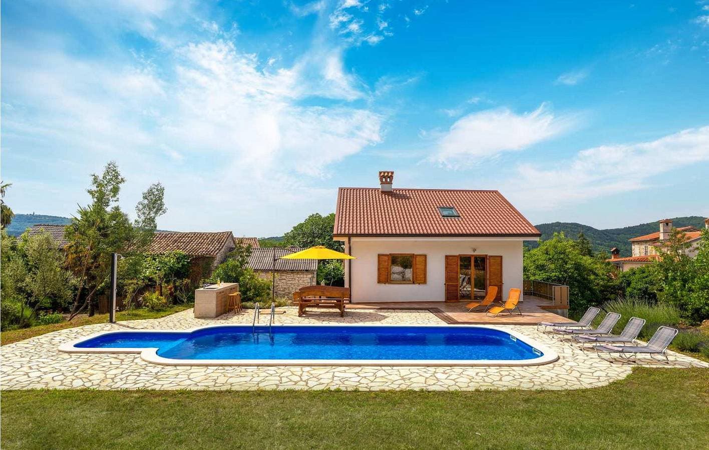 Foto 3 von 46: Geräumige 2-Zimmer-Wohnung mit Pool, Terrasse und WLAN in der Nähe des Flusses Mirna