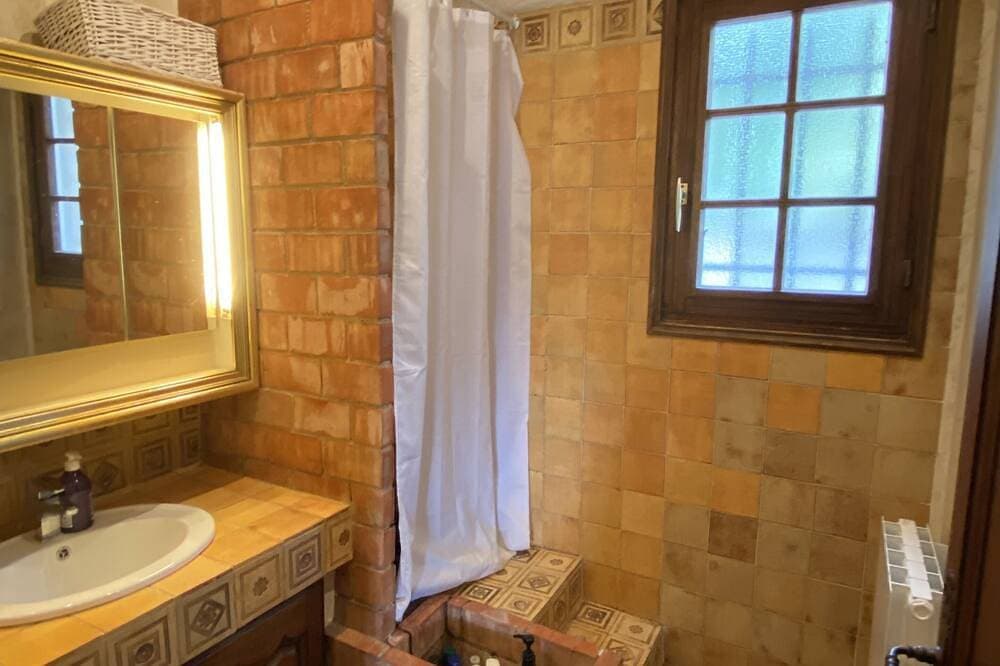 Foto 3 von 30: Animaux Acceptés, Villa Familiale Privée Avec Piscine, Parking et Charme