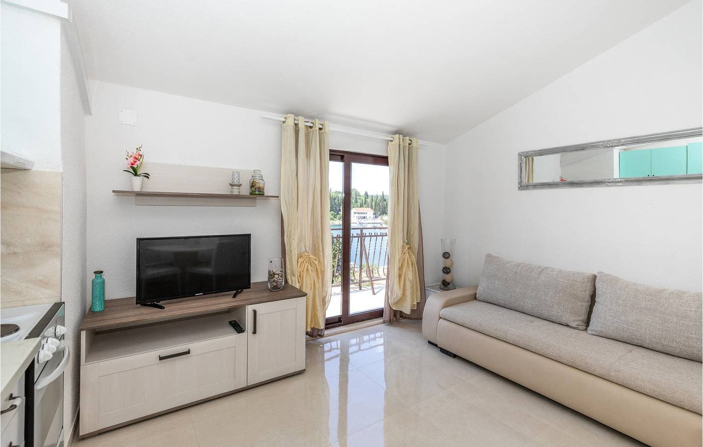 Foto 6 von 35: Gemütliche 300 m zum Strand: Klimatisierte Wohnung mit Terrasse und Parkplatz