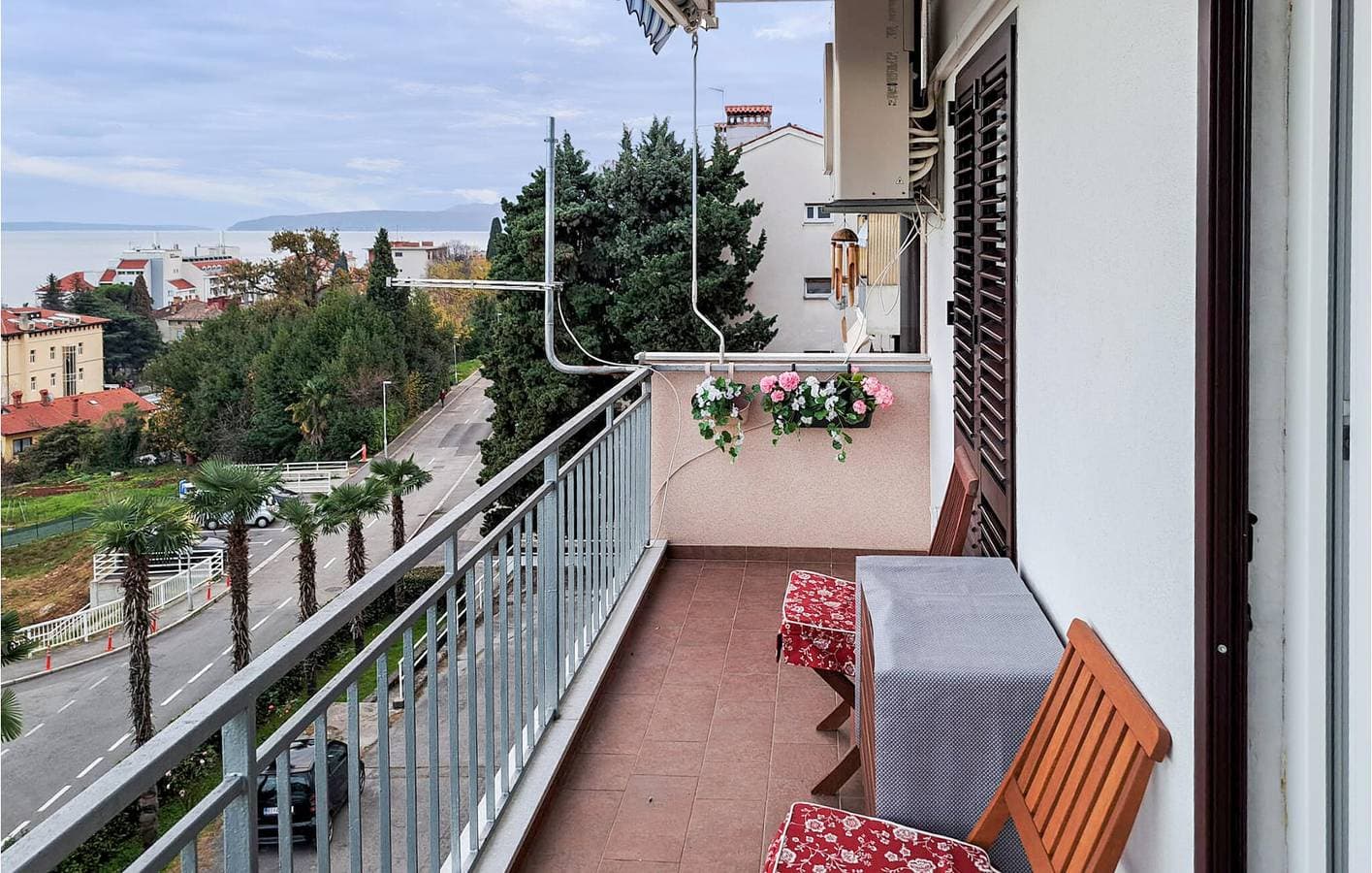 Urlaub am Meer: Gemütliche Ferienwohnung mit Terrasse, Parkplatz und WLAN – 300 m vom Strand entfernt 1