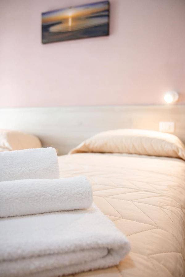 Foto 3 von 15: Twin Room with Private Bathroom