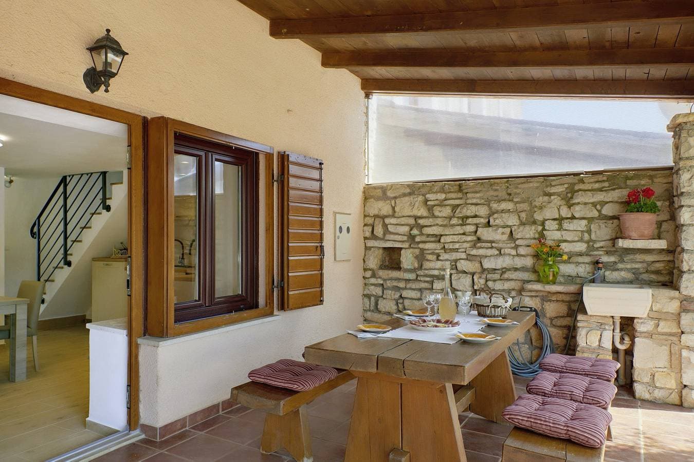 Foto 7 von 24: Ferienhaus Orihi * 2000 m2 eingezäunter Garten, überdachte Terrasse