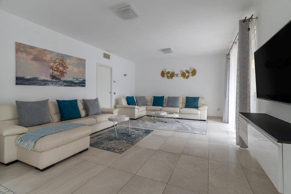 Foto 4 von 25: Three-Bedroom Apartment with Lake View