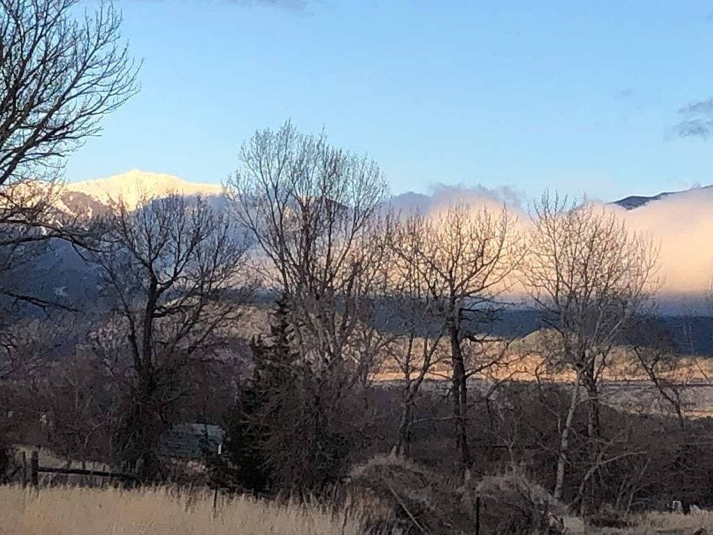 Foto 12 von 52: River Rest Luxury Cabin - The Beaverhead. Beautiful River and Mountain Views!!!