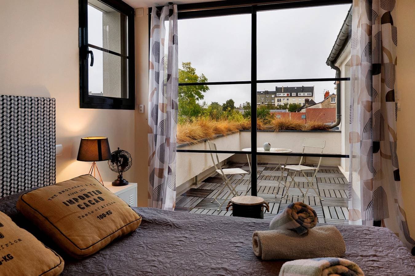 Foto 4 von 25: Bed and Breakfast 'Chambre Black and White' mit Gemeinschaftsterrasse, Balkon und WLAN