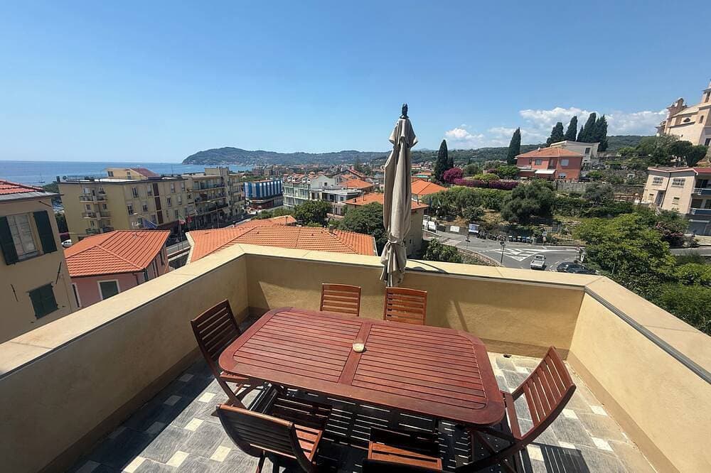 Terrazza Palazzo Viale Cervo 1