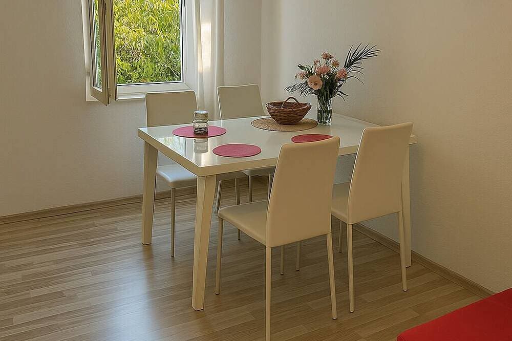 Foto 7 von 16: Central Baška Voda Beachfront Apartment with AC, WiFi, parking & a stunning view