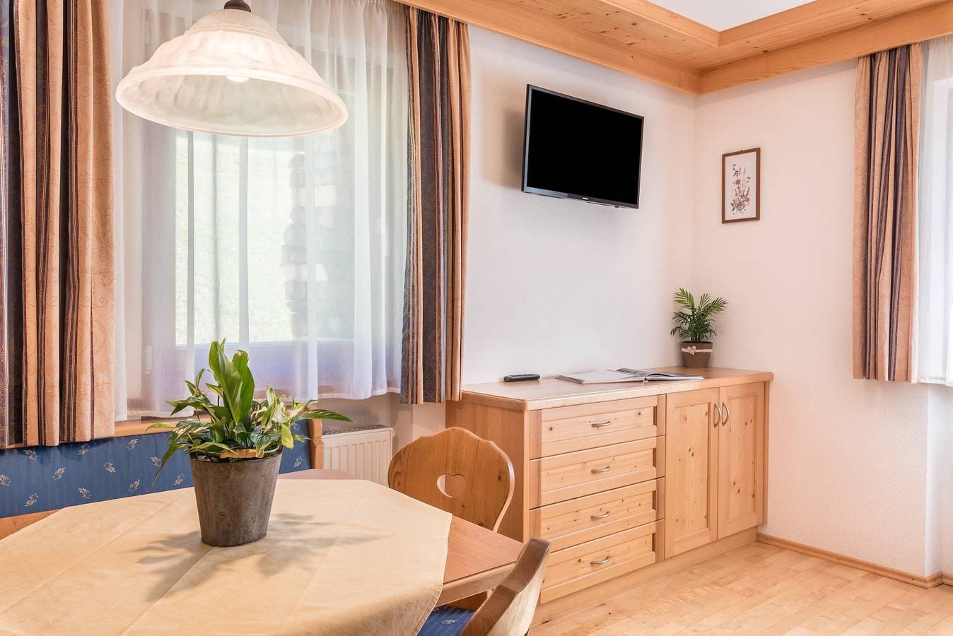Foto 10 von 22: Ferienwohnung Ciasa Raut App Sosi mit Bergblick, Garten und WLAN