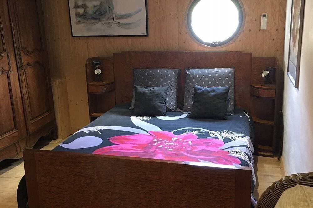 Foto 2 von 11: Atypical Comfort Room On A Barge On The River Saone
