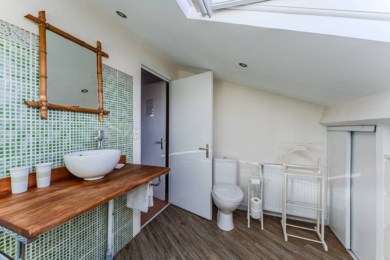 Foto 12 von 20: Gästezimmer 'La Chambre Dorée Du Bassin' mit privatem Garten und WLAN