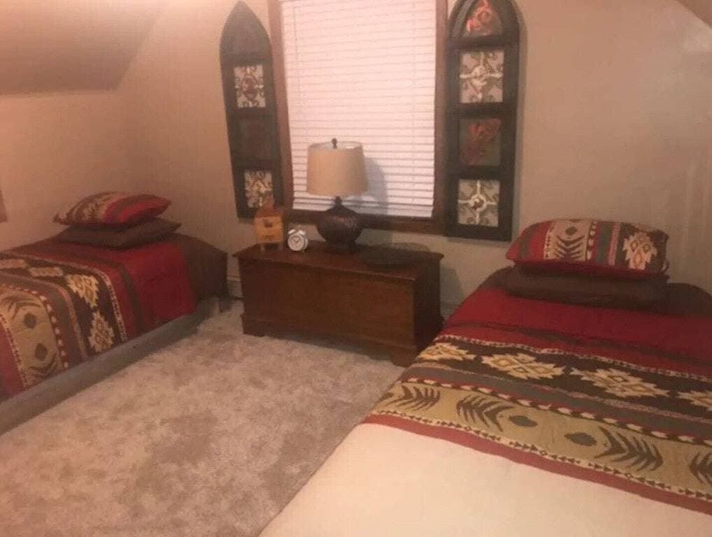 Foto 5 von 14: Full House on secluded road, 4 bed 2 bath, fully furnished basement w/bar + beds