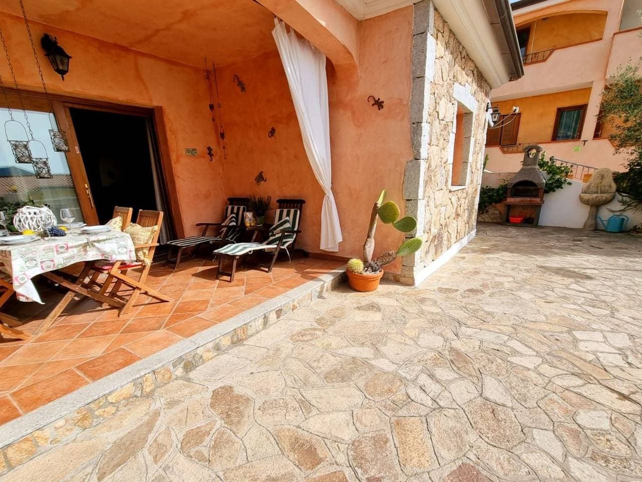 Foto 7 von 55: Mit Kamin, Terrasse und Meerblick