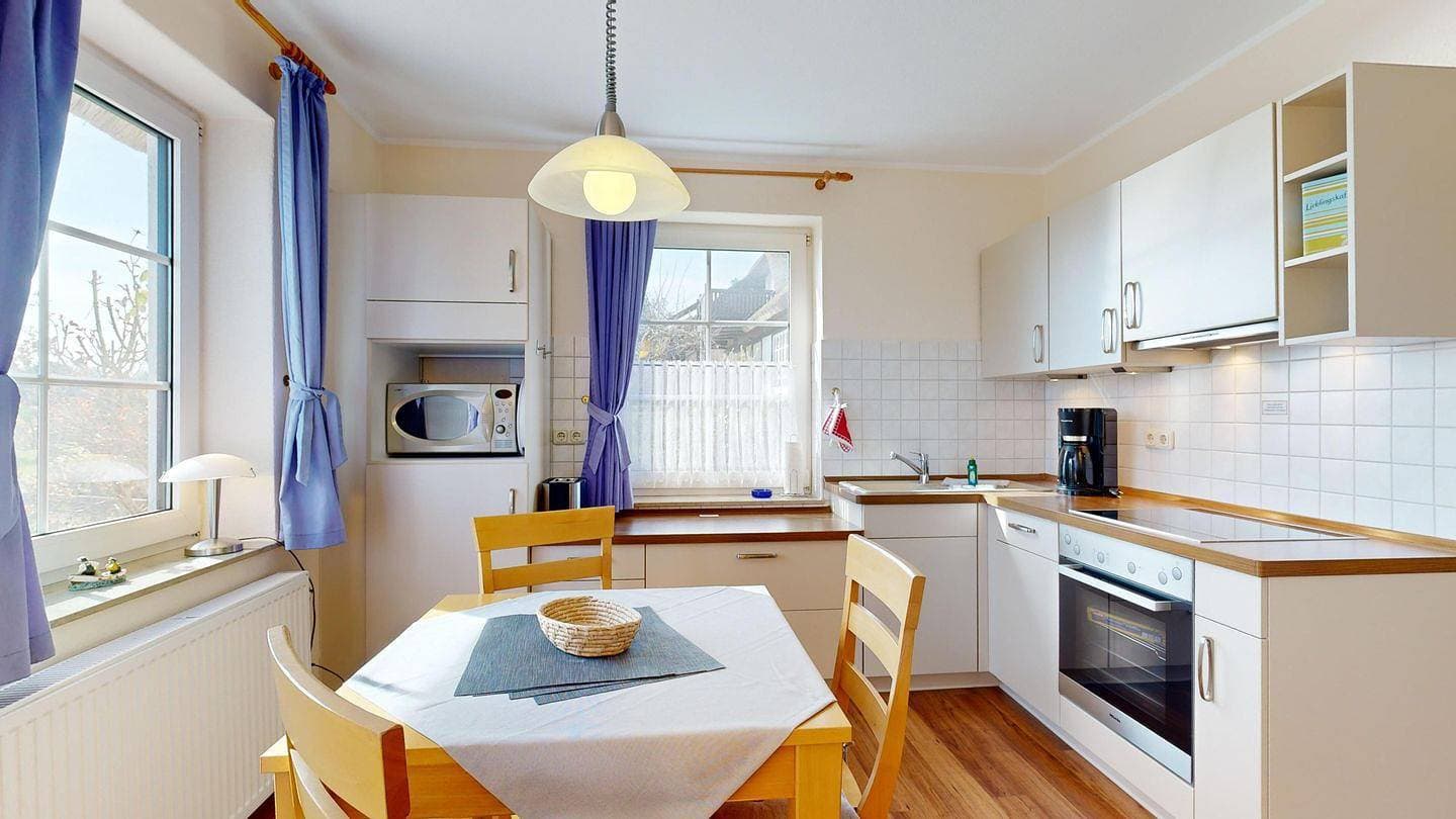 Foto 4 von 23: Traumhaftes Reetdachhaus in ruhiger Lage, Terrasse und mit großem Garten