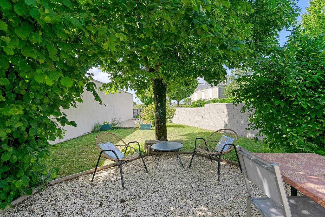 Foto 6 von 30: Gästezimmer „Embellie“ mit privater Terrasse, eigenem Garten und WLAN
