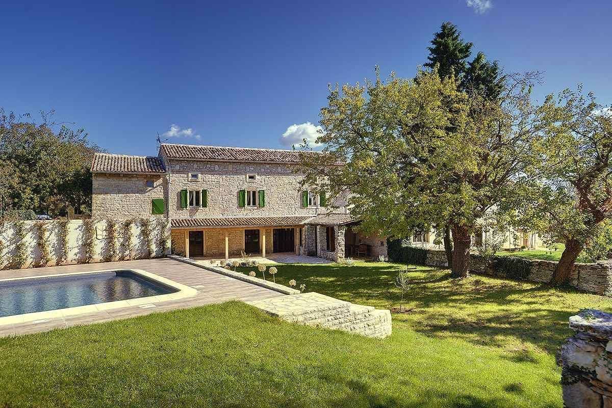 Foto 4 von 39: Villa mit Garten und Pool