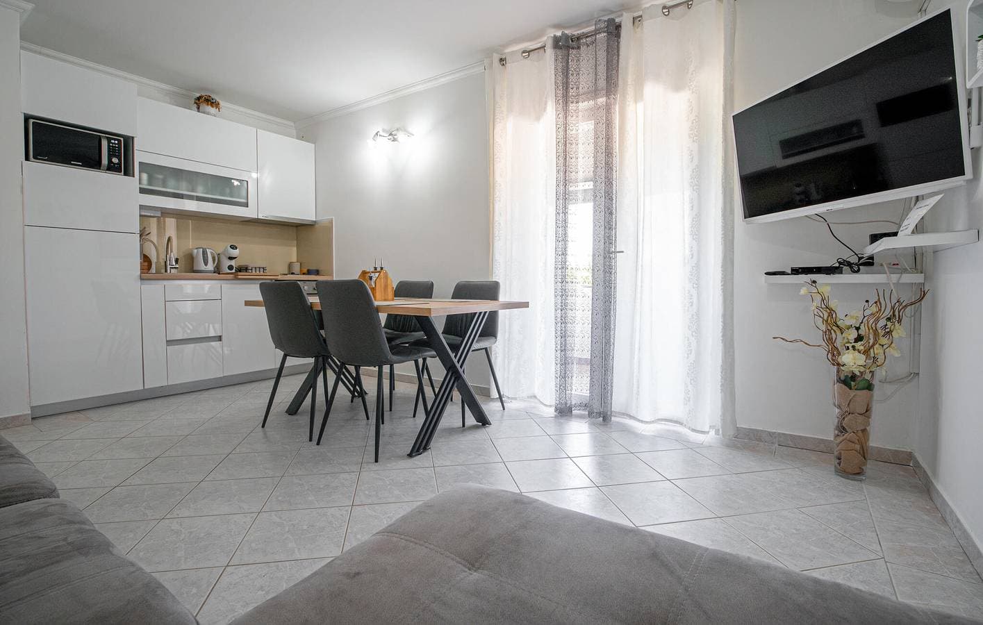 Foto 9 von 34: Gemütliche Ferienwohnung mit Terrasse, WLAN und Parkplatz in der Nähe von Donji Karin